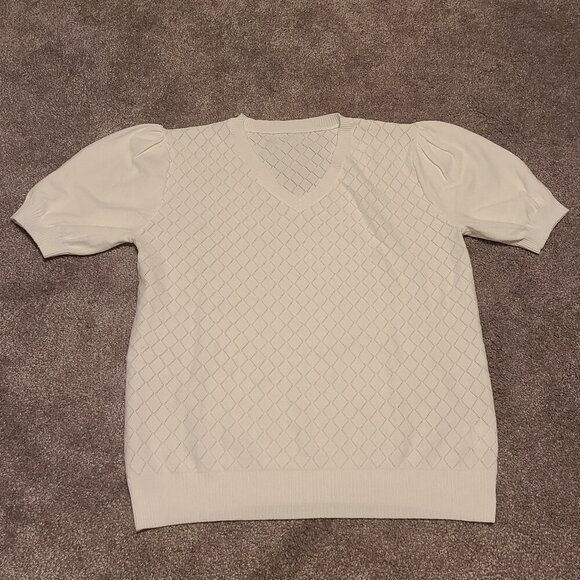 💥3/$30💥 NWOT White v-neck short sleeve see through, diamond pattern - Picture 1 of 4